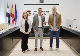 El alcalde Carlos Caro y la concejala Mercedes Pérez junto a Jaime Talavera medalla de bronce de doma vaquera en el campeonato de España por equipos.