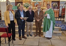 La Cofradía hizo entrega de la recaudación a los presidentes local y provincial de la AECC.