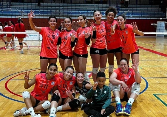 Plantilla del Extremadura Arroyo tras lograr el triunfo en el pabellón asturiano.