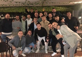 El equipo arroyano celebrando la victoria tras el partido.