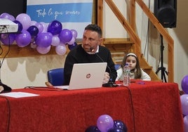 Teo Carrasco junto a su sobrina durante la presentación del libro en Arroyo de la Luz.