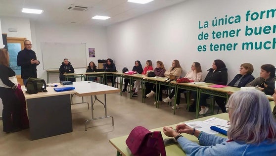 Comienza el curso de Limpieza de superficies y mobiliario para desempleados en Arroyo de la Luz