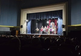 Los arroyanos llenan cada año el patio de butacas en esta gala solidaria navideña.