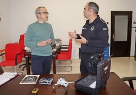El alcalde, Carlos Caro, y el jefe de la Policía Local, Manuel Berrocal presentando la ULSAA.