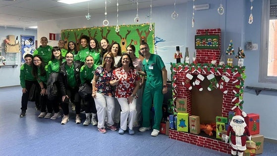 El Extremadura Arroyo lleva regalos a los niños de Pediatría del Hospital SPA
