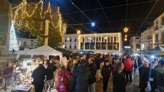 La Plaza de la Constitución se llenó un año más con el Mercado Navideño
