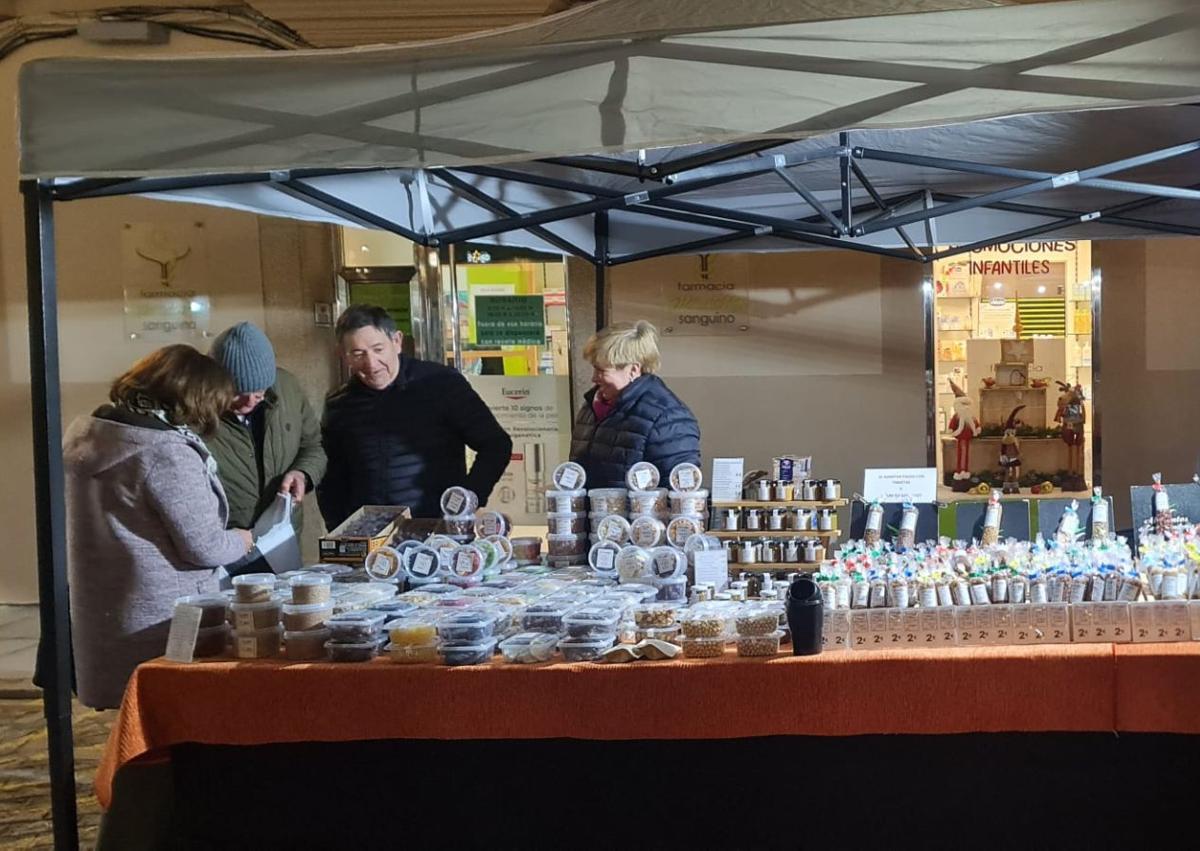 Imagen secundaria 1 - La Plaza de la Constitución se llenó un año más con el Mercado Navideño