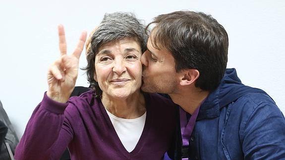 Álvaro Jaén, de Podemos, besa a la candidata Amparo Botejara dando ya por hecho que será diputada en el Congreso.