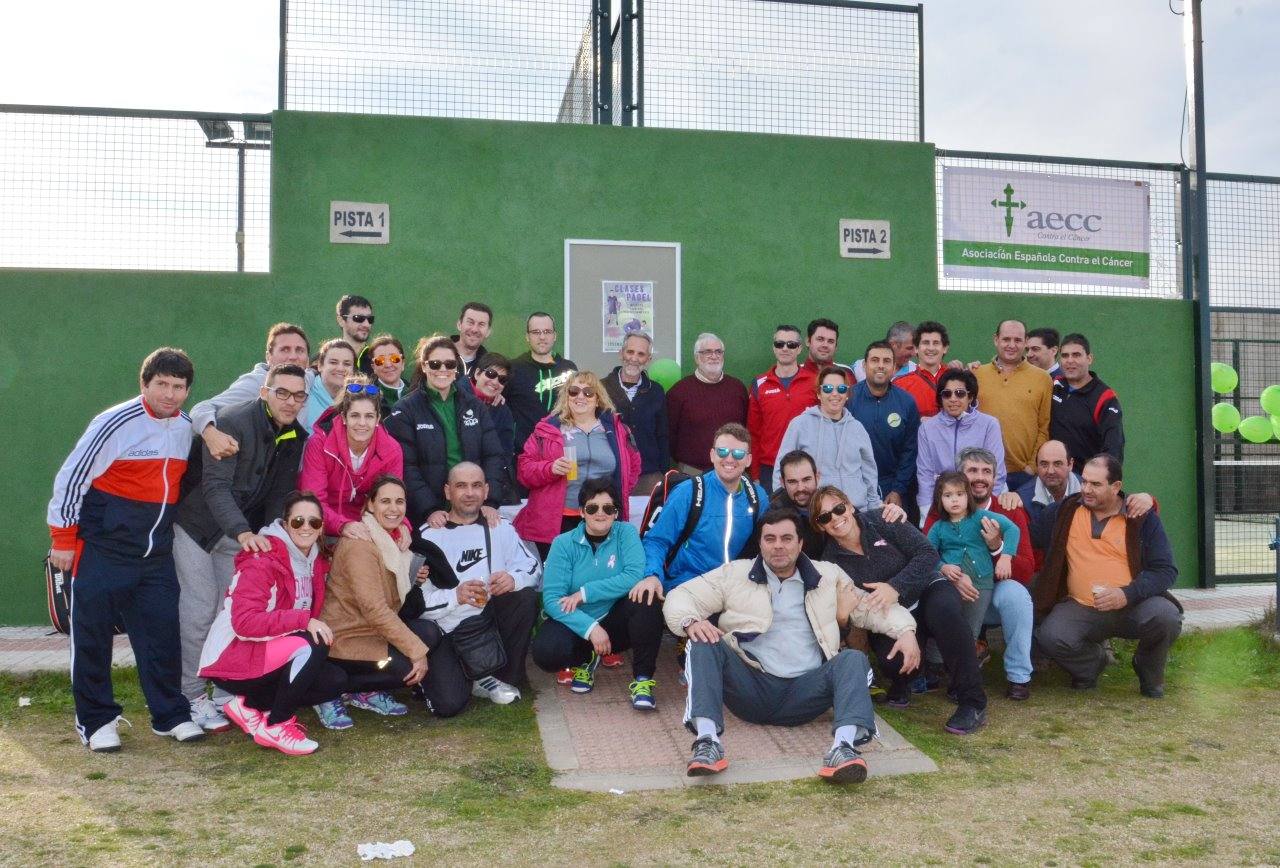 Algunos participantes y organizadores,en el Pádel Solidario. 