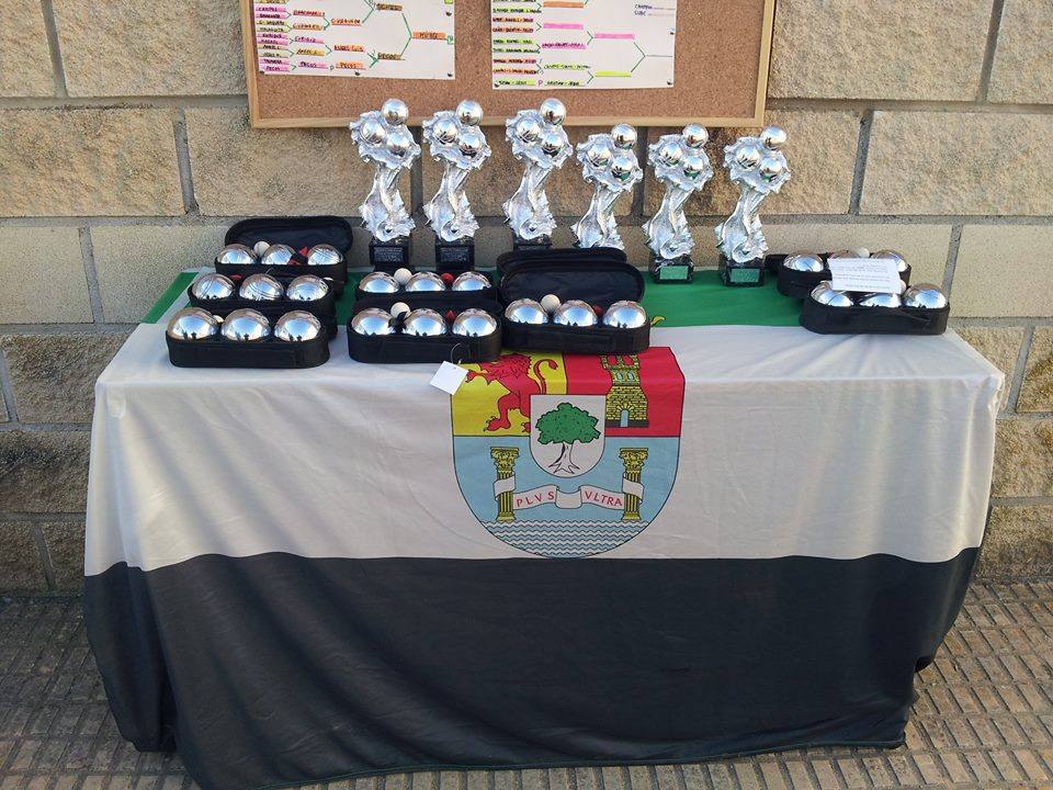Trofeos de petenca de un torneo anterior. 
