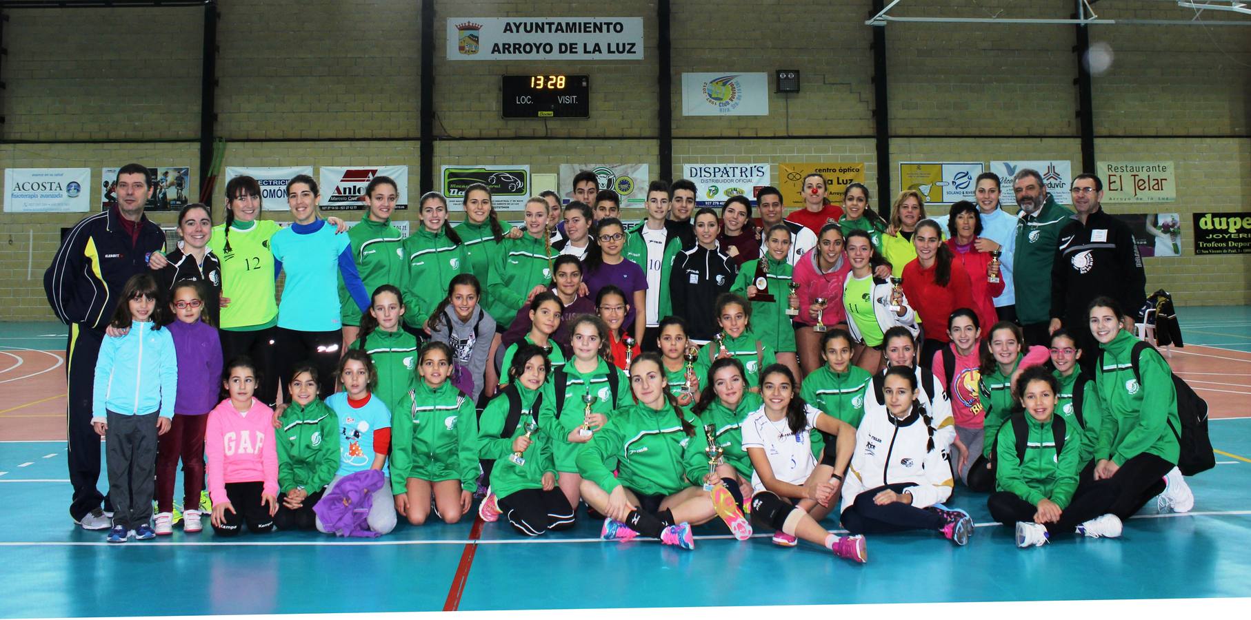 Algunas jugadoras y técnicos tras la disputa del Torneo de Navidad. 