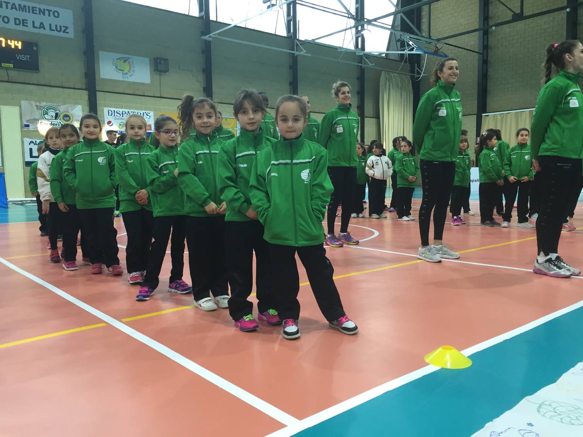Jugadoras del equipo 'chupetín' delante de las de Superliga el pasado sábado. 