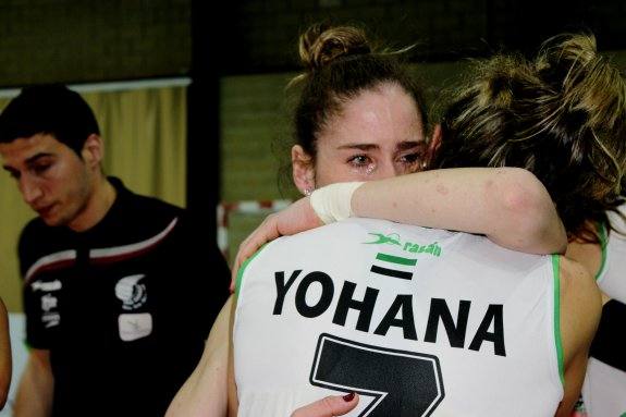 Beu se abraza entre lágrimas a Yohana el día del descenso. 