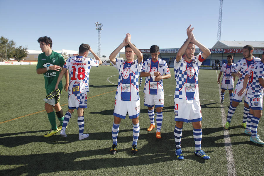 Los jugadores del Arroyo saludan tras un partido. 