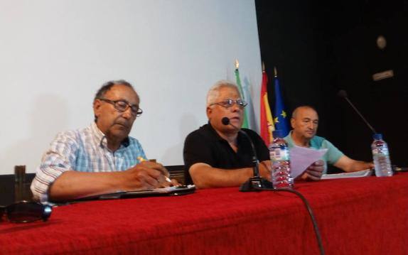 Emilio Pajares, en el centro, durante su intervención. HOY