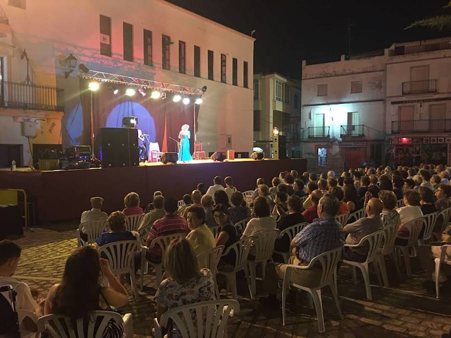 Pilar Boyero en la Plaza de la Constitución frente a los más de 700 espectadores. 