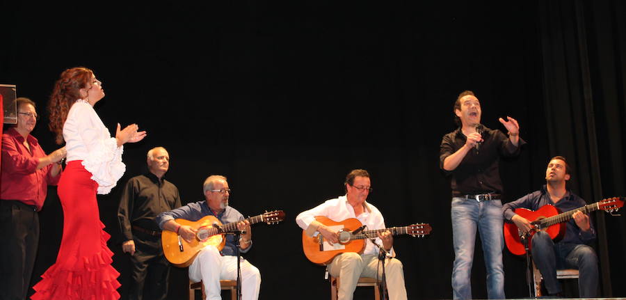 En el festival de flamenco con todos los artistas participantes durante el espectáculo. 
