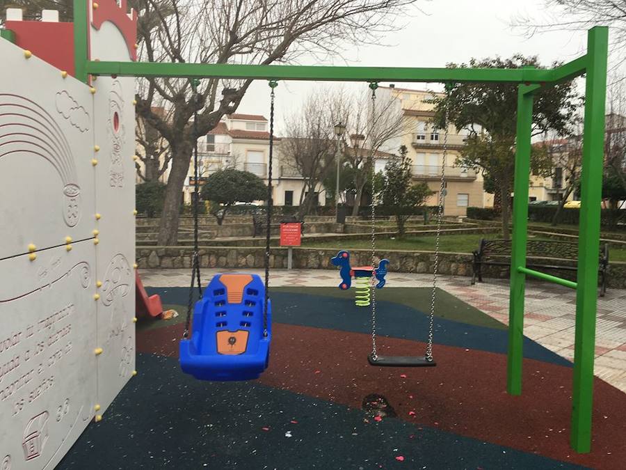 Columpio para niños con diversidad funcional en el parque Divino Morales. 