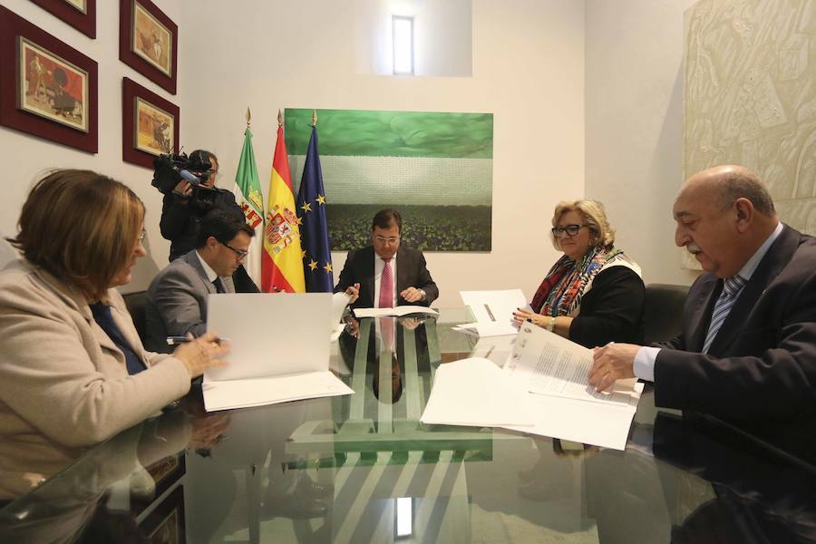 Durante la firma del convenio. 