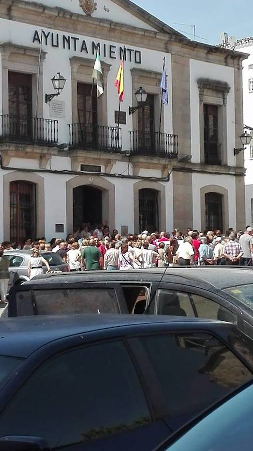 Concetración a las puertas del Ayuntamiento. 