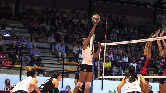 Gabi Silva realiza una finta ante el bloqueo lucense