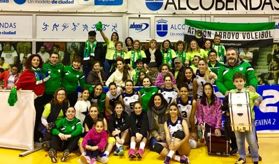 Numerosos miembros de la Peña Afición Voleibol Arroyo acompañaron el pasado sábado al equipo en Alcobendas