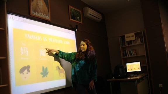 Luz María Castela durante la charla en el colego Nuestra Señora de la Luz 