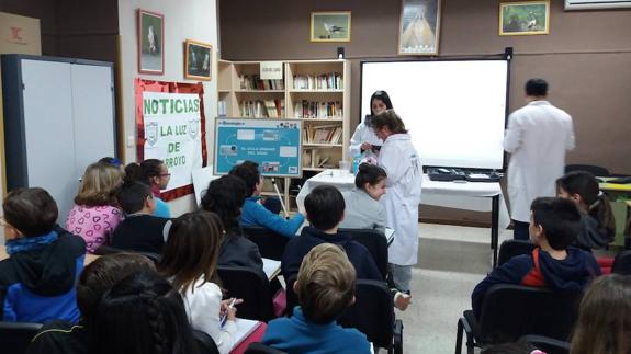 Escolares durante las jornadas de Aqualogía 