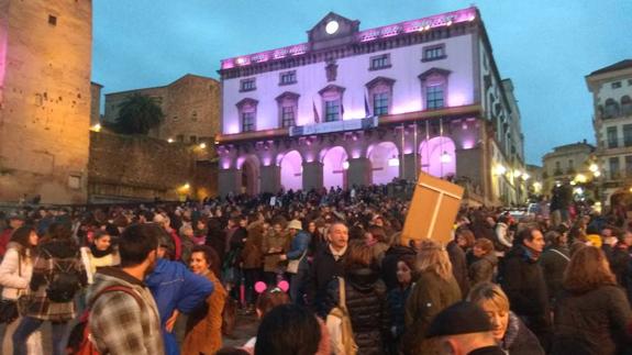 Plaza Mayor de Cáceres con el Ayuntamiento iluminado con luces púrpura 