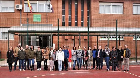 Asistentes a la Jornada de Puertas Abiertas junto a representantes del colegio 