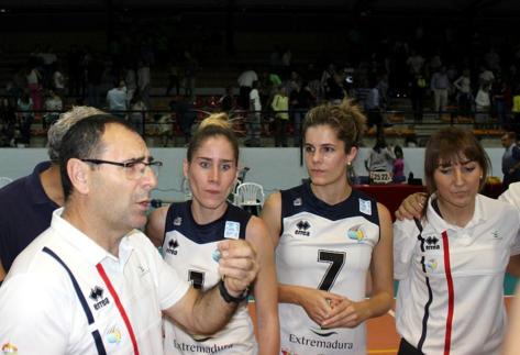 Adolfo Gómez habla con sus jugadoras en un tiempo técnico