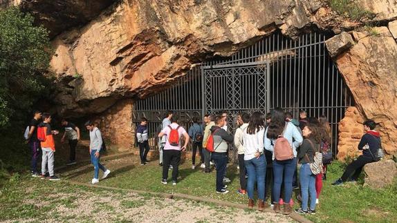 Los alumnos en la puerta de la cueva 