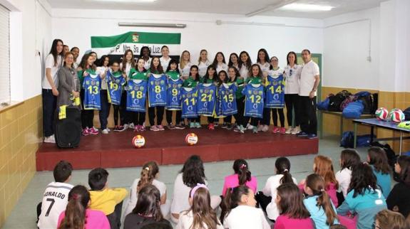 La plantillas del IBSA Las Palmas posa junto al campeón alevín, el CV Nuestra Señora de la Luz