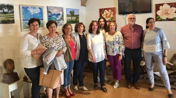 Sonia Rubio junto a sus alumnos en la exposición