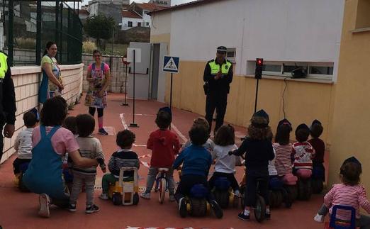 Policía local enseñando seguridad vial a los niños de la guardería 