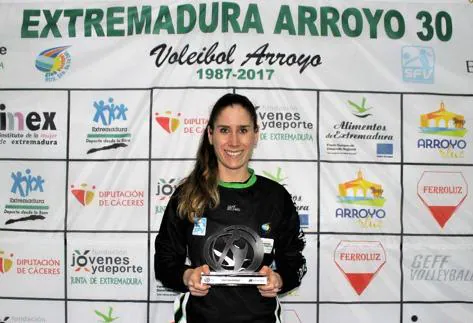 'Beu', con uno de los trofeos de MVP que jalonan su carrera en el Extremadura Arroyo