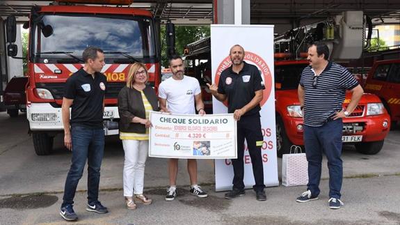 La marcha solidaria de los bomberos de Cáceres que pasó por Arroyo de la Luz recaudó 4.320 euros