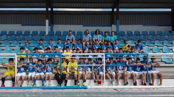 Participantes en el Campus Pebetero junto a sus coordinadores y monitores 
