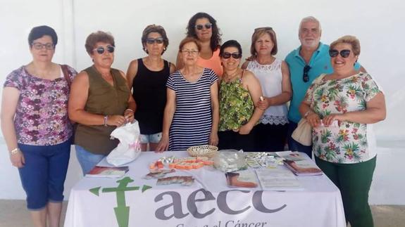 La AECC de Arroyo de la Luz informa sobre el cáncer de piel en la piscina municipal