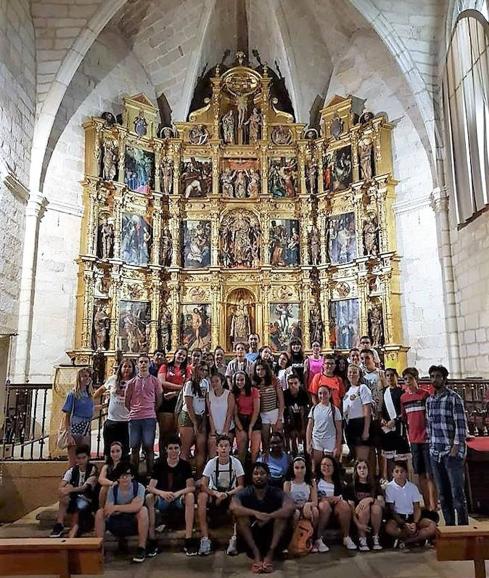 Niños y monitores visitan el retablo de Luis de Morales