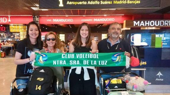 Quiuqui y Paixao con los directivos Nina Bañegil y Teo Jiménez a su llegada a Barajas 