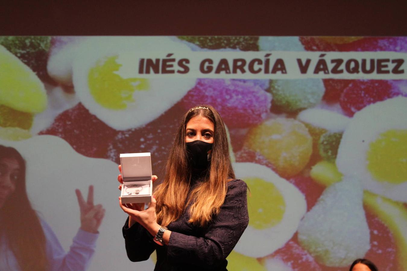 Inés García, directora de la escuela, muestra su regalo