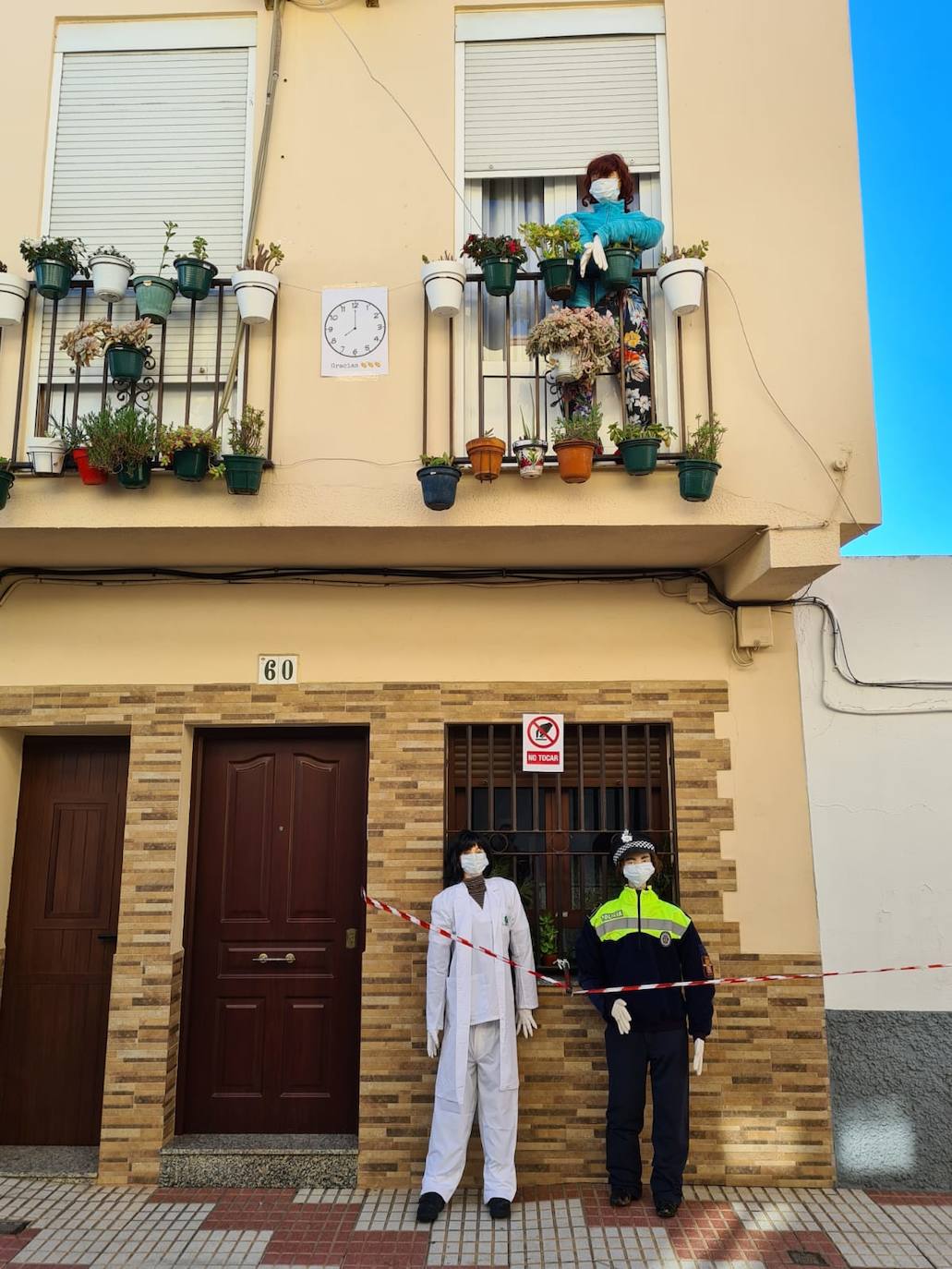 Imagen secundaria 2 - Vale Molina ha recreado escenas tan cotidianas como una merienda (arriba) o la entrada a una mina (abajo a la izquierda), aunque este año ha decidido homenajear a los grandes protagonistas de la pandemia (abajo a la derecha)