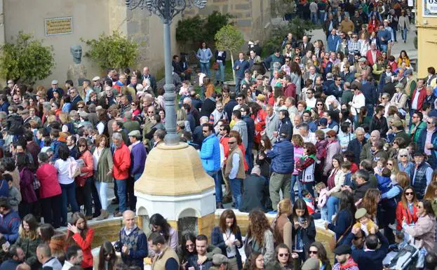 Plaza de España abarrotada el día de la romería de Piedraescrita. 
