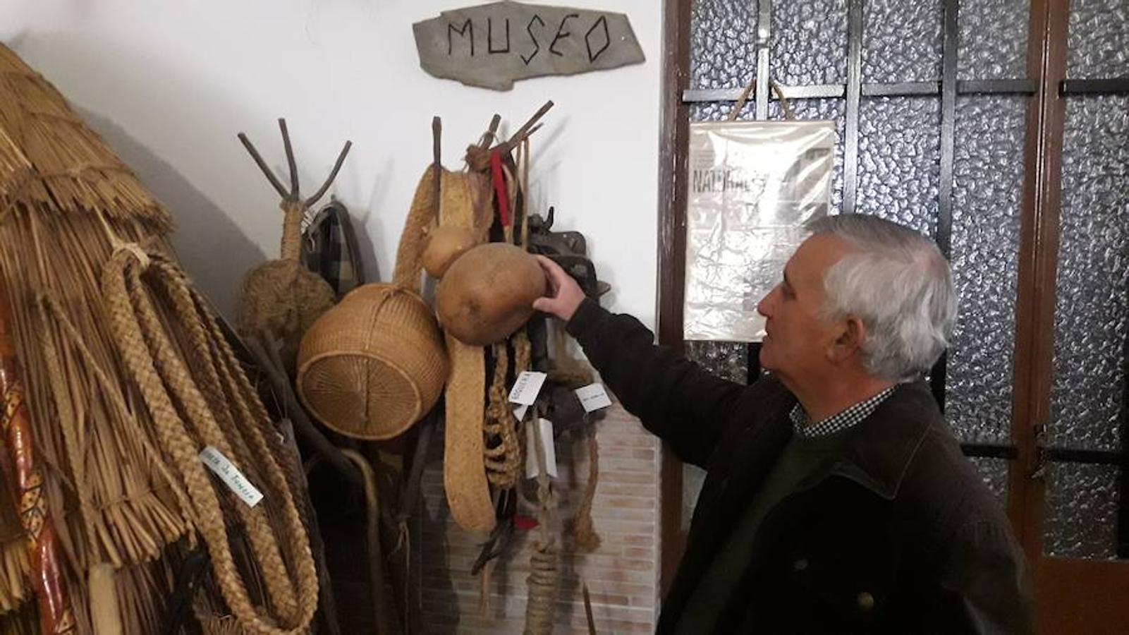 Juan Sánchez Huertas tiene abierto al público desde el 2000, en Campanario, su Museo Arte-Naturaleza y Etnográfico. Su colección consta de numerosos aperos de labranza y pastoriles, pero también de utensilios de los distintos oficios de antaño