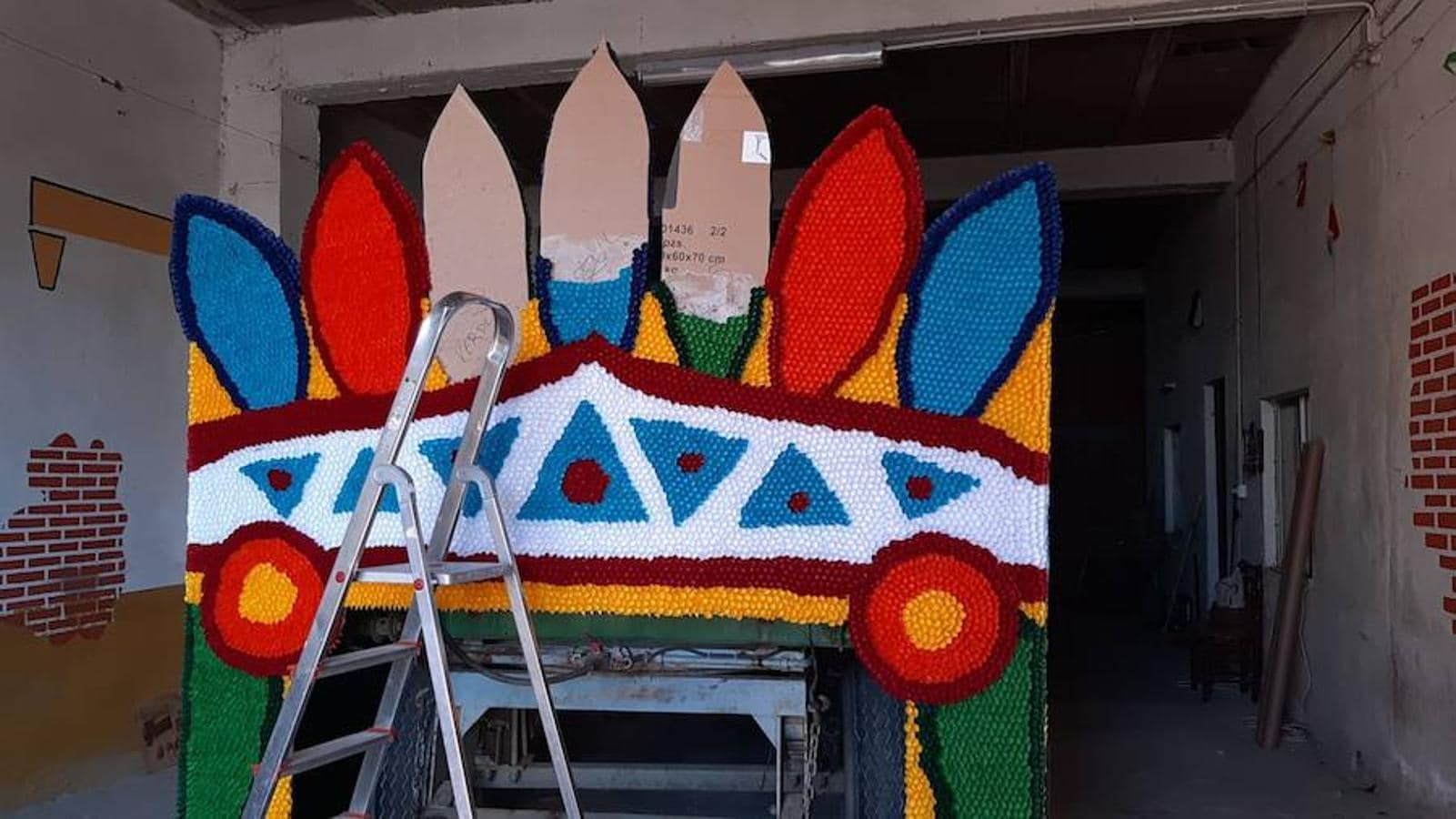 Ya se trabaja en las naves y corralones en la elaboración de las obras de arte que lucirán en la calle el Lunes de Pascua. Este año se han inscrito en el desfile seis carrozas