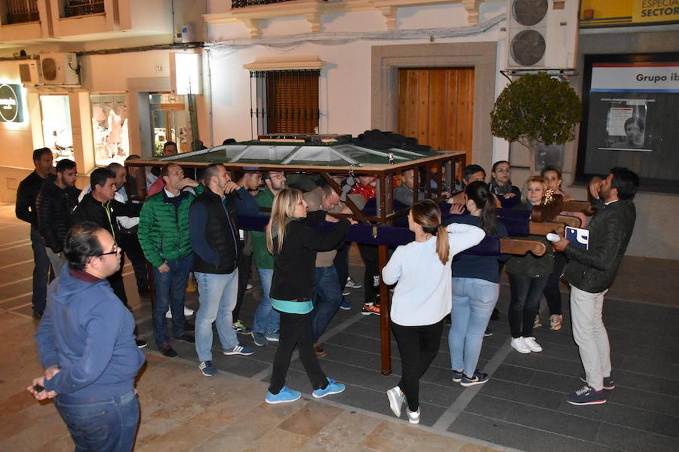 Este próximo Domingo de Ramos arrancan los desfiles procesionales de la Pasión campanariense. Durante estos días, se han podido ver a las distintas cuadrillas de costaleros de todos los pasos, ensayando para sus noches más esperadas