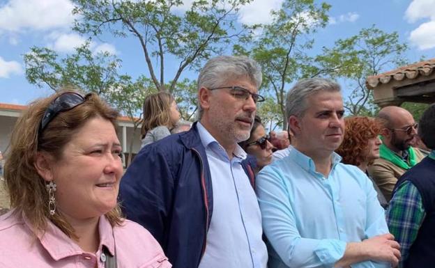 Los dirigentes del PSOE en la provincia de Badajoz con Elías López, ayer en la ermita. 