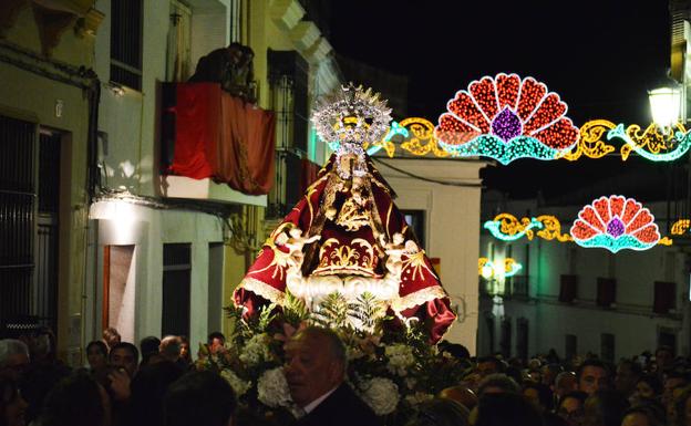 La Virgen de Piedraescrita, el pasado sábado subiendo hacia la plaza de España. 