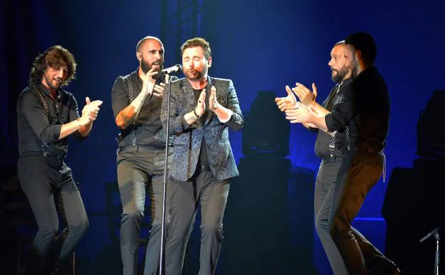 Miguel Poveda cerrando el concierto de Campanario con sus coros. 